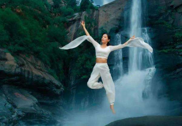 范志祥摄影作品：泰山山水与瑜伽的完美结合 
